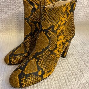 Vince camuto yellow and black/brown super cute snakeskin boots NWT size 8.5